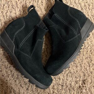 Sorel size 6.5 Evie zip up ankle booties in black waterproof leather